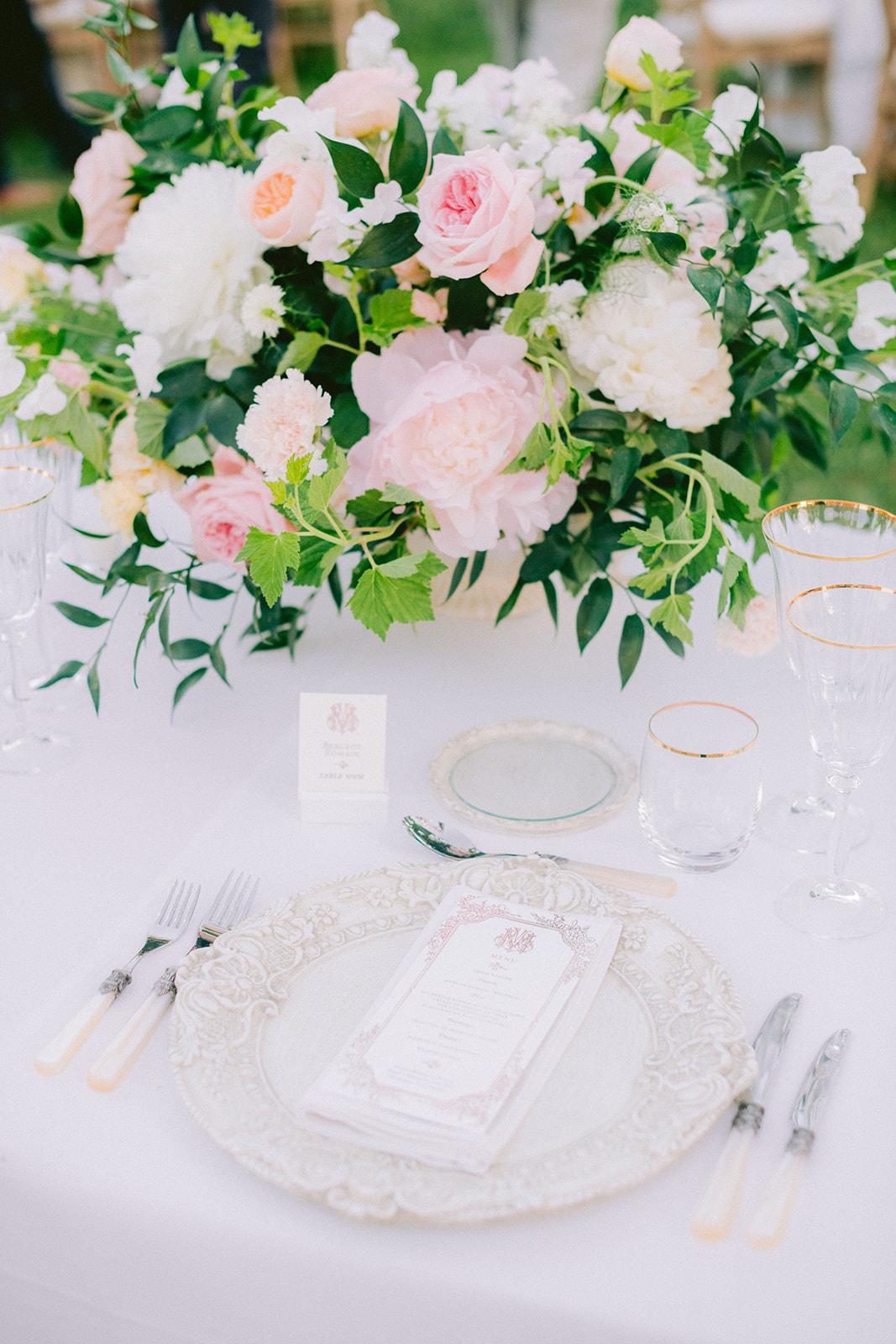 table decoration with stationer atelier prezburger